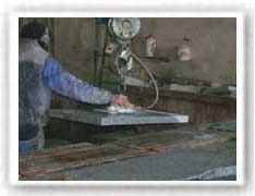 Obrero puliendo una losa de granito