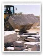Transportando los grandes bloques de granito para su transformacion en las diferente piezas que fabrica GRADESA S.C.L.